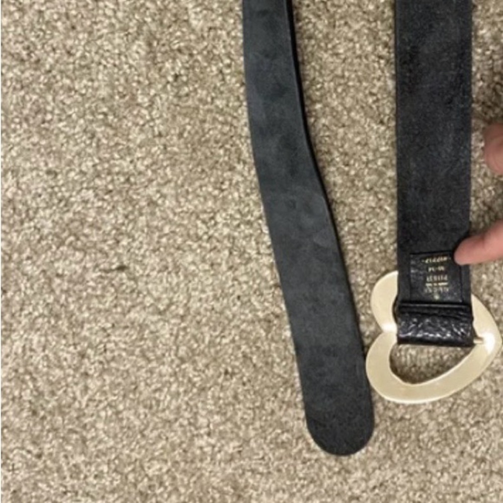 Gucci Black Leather Belt with Gold Heart Buckle - Picture 16 of 17